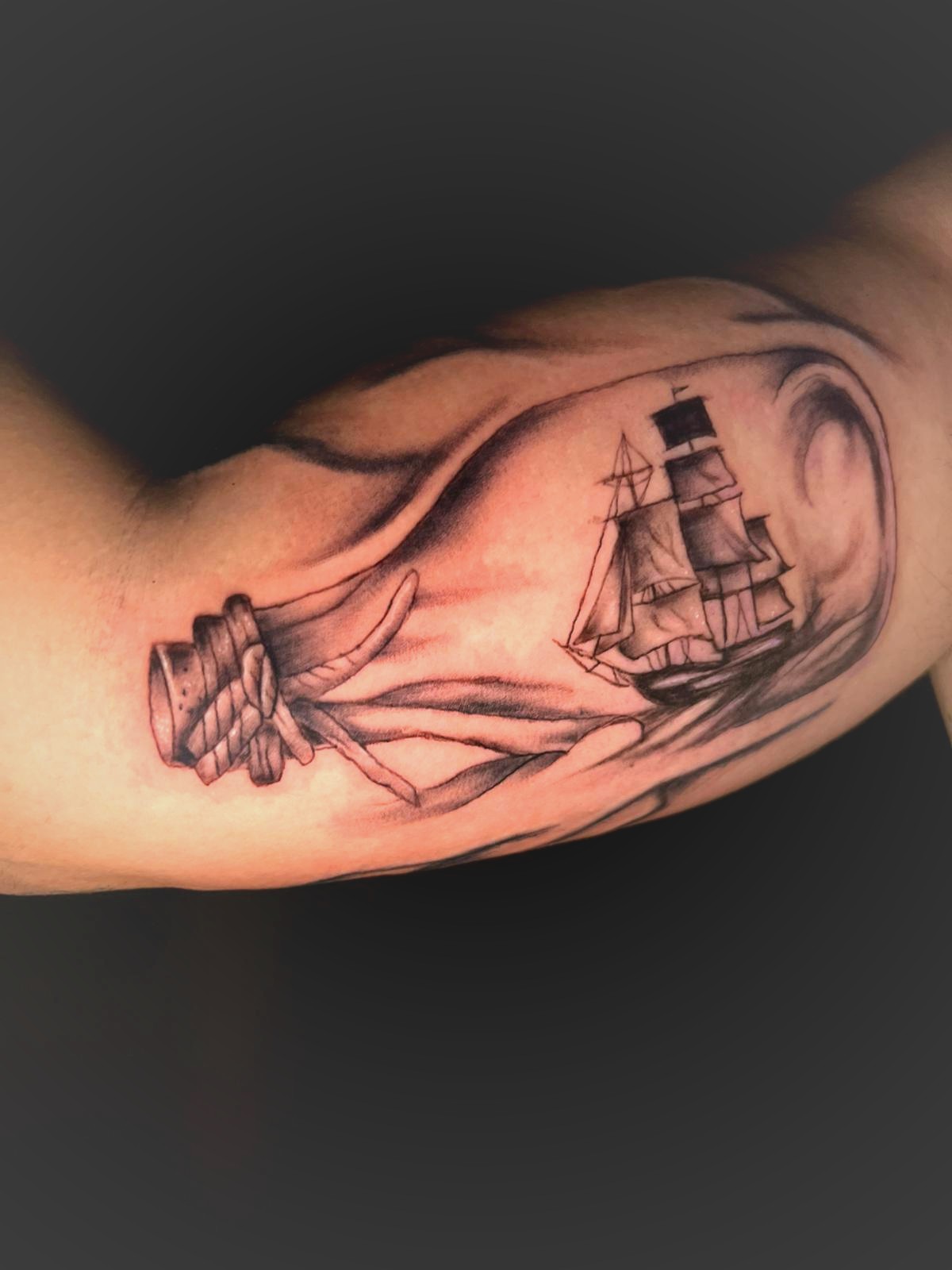 Tatuaje botella con barco