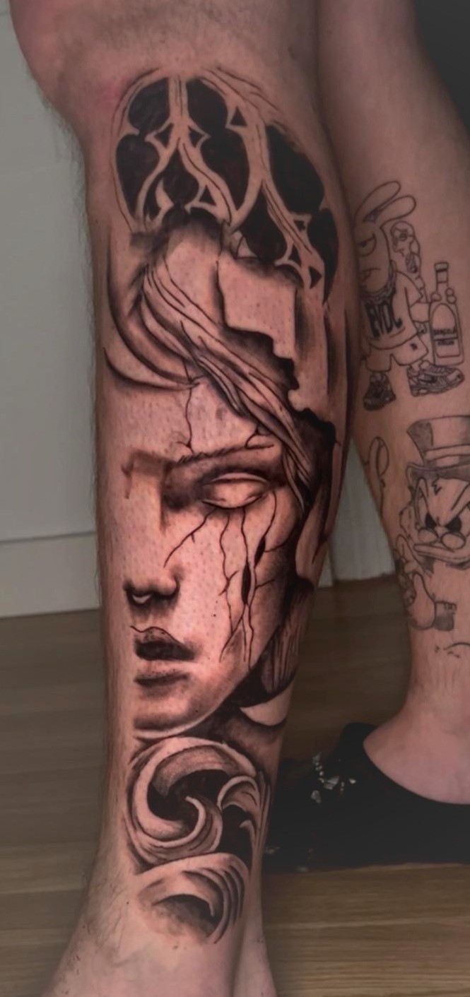 Tatuaje rostro con grietas